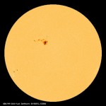 گروهی از لکه‌های خورشیدی. این عکس را فضاپیمای سوهو ‌(SOHO) از سطح خورشید گرفته است. Image: ESA/NASA