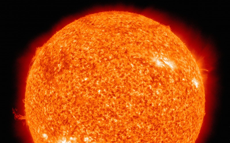 تأثیر نواحی ‌آرام (کم فعالِ مغناطیسی) سطح خورشید در گرمایش لایه‌های رنگین‌کره و تاج