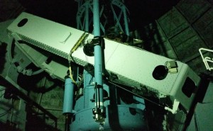 شکل ۳: تلسکوپ ۱۰۰ اینچی هوکر که هابل برا کشف رابطه‌ی معروفش از آن استفاده کرد.