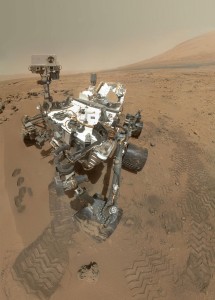 تصویر ۱: تصویری از کاوشگر کنجکاوی توسط دوربینی روی یکی از بازوهای خود کاوشگر. تصویر از سایت مریخ ناسا برداشته شده است. 