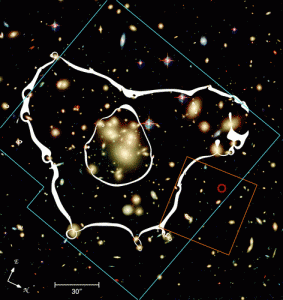 شکل ۳: تصویر خوشه‌ی پرجرم کهکشانی Abell 1689.  محل قرارگرفتن کهکشان A1686-zD1 با دایره‌ی قرمز مشخص شده است (اطلاعات بیشتر در مرجع ۱).