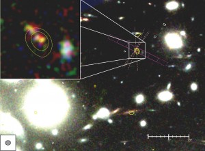 شکل ۴: تصویر کهکشان A1689-zD1 که در میدان خوشه‌ی کهکشانی ابل ۱۶۸۹ قرار دارد. خطوط زرد رنگ، نشانگر تابش مادون قرمز دور (FIR) آشکارشده توسط آرایه‌ی آلما است، و مستطیل صورتی رنگ، محل قرار گرفتن شکاف طیف نگار است. 
