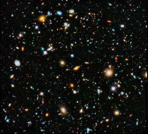 تصویر ۸: تصویر فراژرف هابل از اعماق کیهان. هر نقطه‌ی نورانی در این تصویر کهکشانی با صدها میلیارد ستاره است.