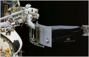 تصویر ۲: ماموریت تعمیر آینه‌ی هابل در سال ۱۹۹۳