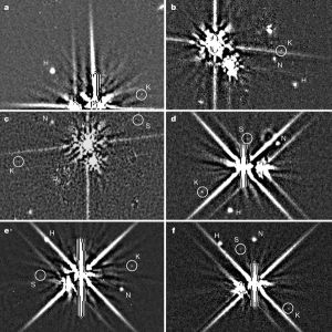 تصویر ۱: تصاویر هابل از منظومه‌ی پلوتون. a: تشخیص قمر کربروس (K) در تصاویر اکتشاف دو قمر نیکس و هیدرا در سال ۲۰۰۵. b: کربروس در تصاویر تاییدی نیکس (N) و هیدرا (H) در سال ۲۰۰۶. c: تشخیص استیکس (S) و کربروس در سال ۲۰۰۶. d: هر چهار قمر در تصویر سال ۲۰۱۰. e: تصویر اکتشاف کربروس در سال ۲۰۱۱، استیکس نیز دیده می‌شود. f: کشف استیکس در سال ۲۰۱۱. در این تصاویر نور زیاد پلوتون و شارون تا حد ممکن حذف شده است. 