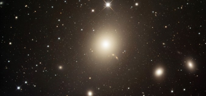 تاثیر متغیرهای بلنددوره بر نور کهکشان M87