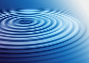 شکل ۲: امواج گرانشی ناشی از اجسام همانند امواج آب در سطح یک برکه، در فضا-زمان منتشر می‌گردند.