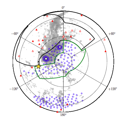 شکل ۱. تصویر عمودی از نیم‌کره‌ی جنوبی آسمان که چگالی HI سیستم ماژلانی را با رنگ خاکستری نشان می‌دهد. ردپای «مساحی انرژی تاریک» با رنگ سیاه، MagLiteS با سبز بر روی آن تصویر شده است. دایره‌های آبی‌رنگ محدوده‌ی تصویربرداری «دوربین انرژی تاریک» را نشان می‌دهد. مکان کهکشان مورد بررسی با ستاره‌ی طلایی نشان داده شده است. باقی کاندیدها و کهکشان‌های تایید‌شده‌ی اقماری راه شیری با مثلث‌ها نشان داده شده‌اند.