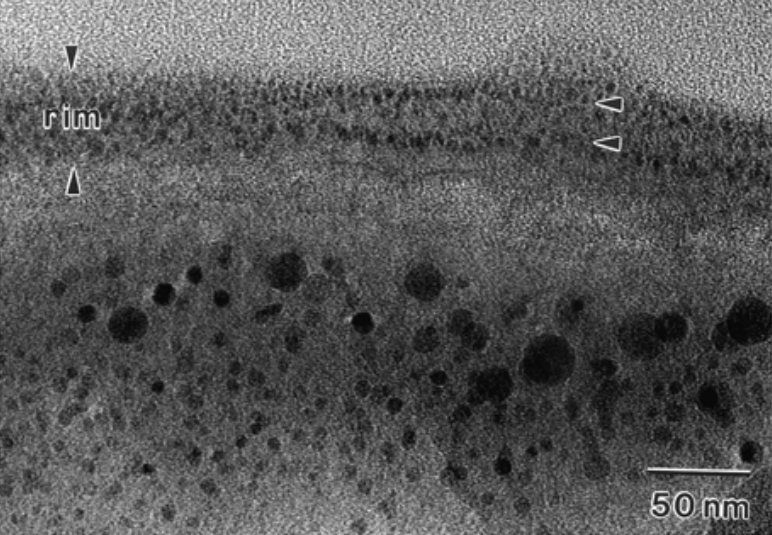 شکل ۲. تصویری از میکروسکوپ الکترونی عبوری که حضور نانو ذرات آهن شکل‌گرفته در دو لایه‌ را در داخل لبه‌ی نمونه‌ی برگشتی از سطح کره‌ی ماه نشان می‌دهد. منبع شکل: Journal of Geophysical Research: Planets, Volums 121, Issue 10, pages 1865-1884, 21 Oct 2016.