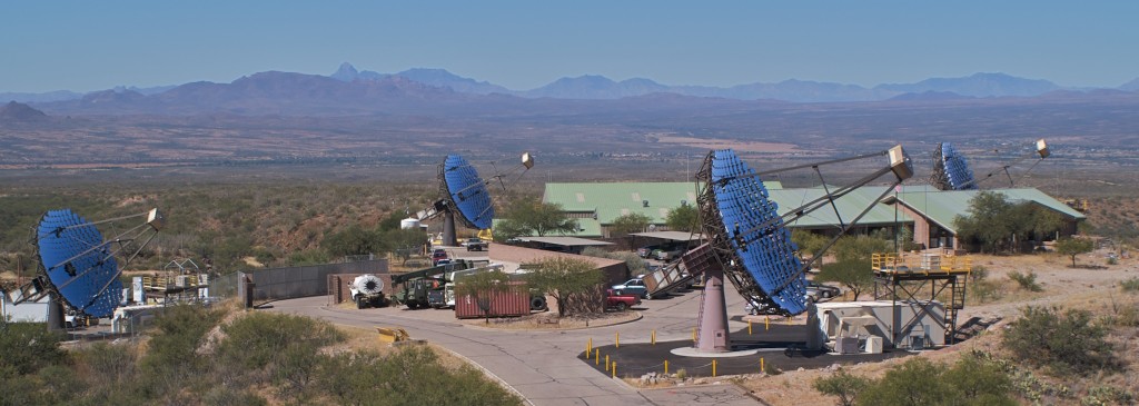 شکل ۱. آرایه‌ی تلسکوپ‌های VERITAS در ایالت آریزونا. 