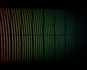شکل ۳: اولین طیف خام بدون پردازش از اسپرسو که گسترهای از طول موج را با رنگهای کاذب برای بیان شدت نشان میدهد. (Credit: ESO/ESPRESSO team)