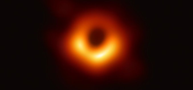 این یک سیاه‌چاله‌ است!