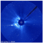 شکل ۳: ابزار کورونوگراف یا تاج‌نگار رصدخانه‌ی خورشیدی SOHO. با پوشاندن قرص خورشید، با این ابزار می‌توان تاج کم‌نور اطراف خورشید را رصد کرد. Image credit: ESA&amp;NASA/SOHO/GSFC