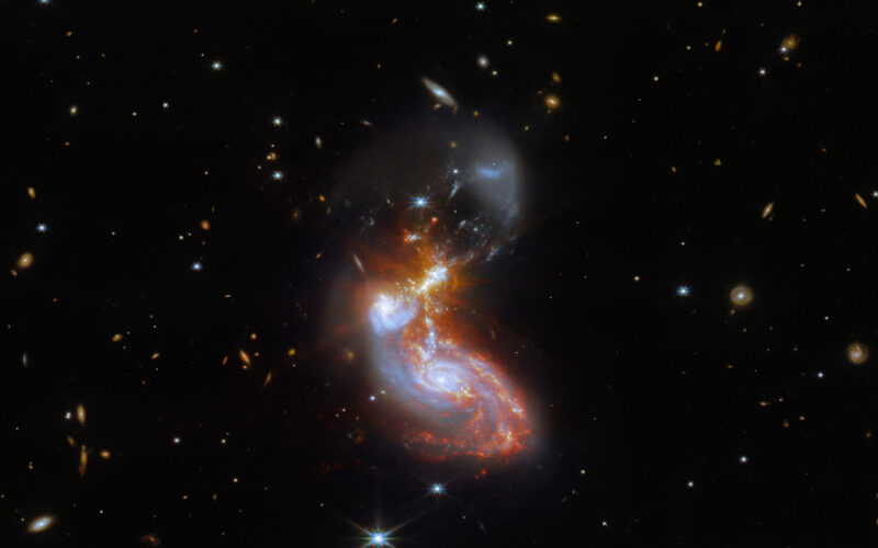 غبار زودرس: ردپای برآمدگی فرابنفش در کهکشانی در سپیده‌دم کیهانی